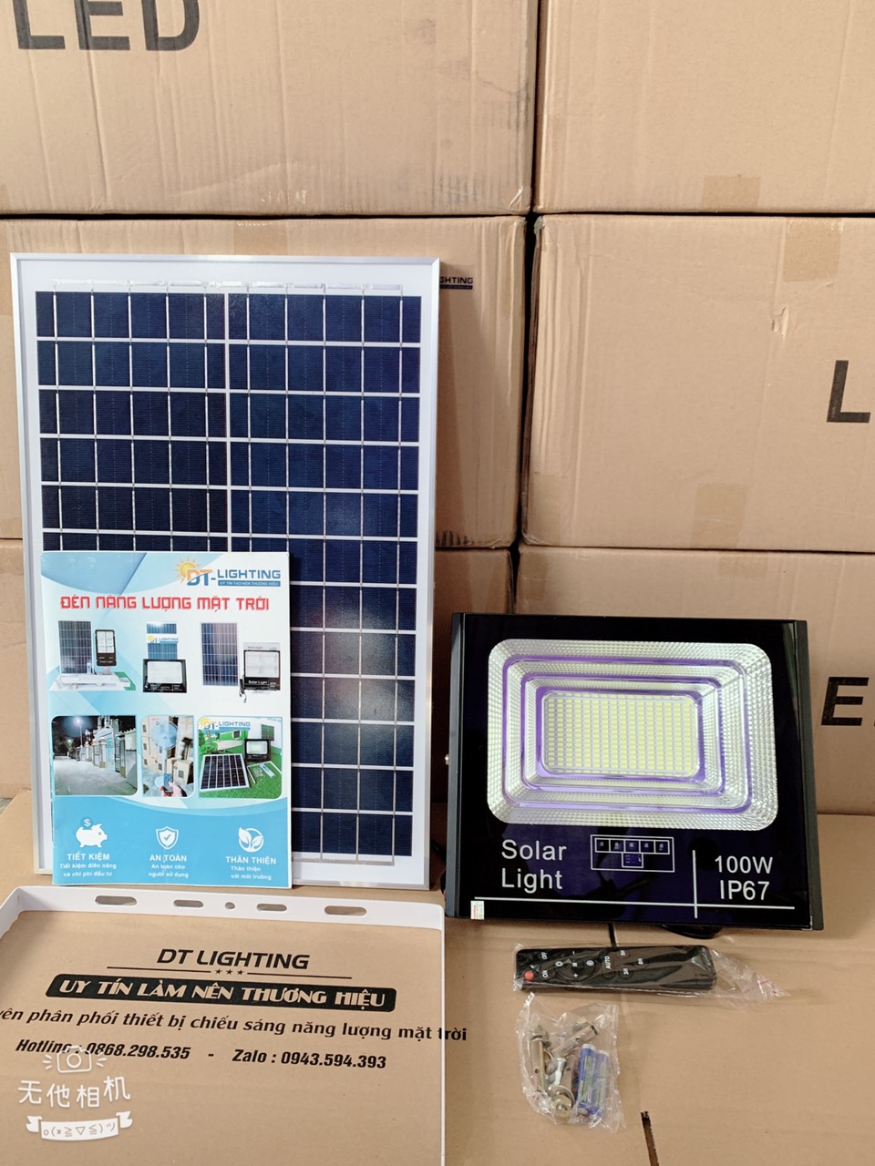 Đèn pha năng lượng mặt trời 60W
