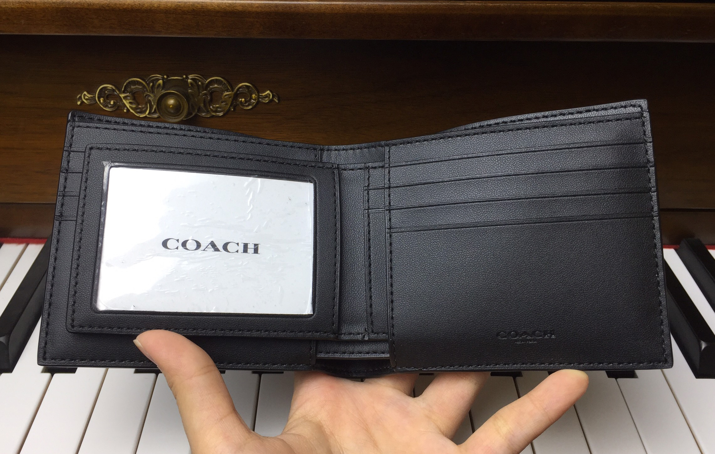 Coach F74993 logo c đen