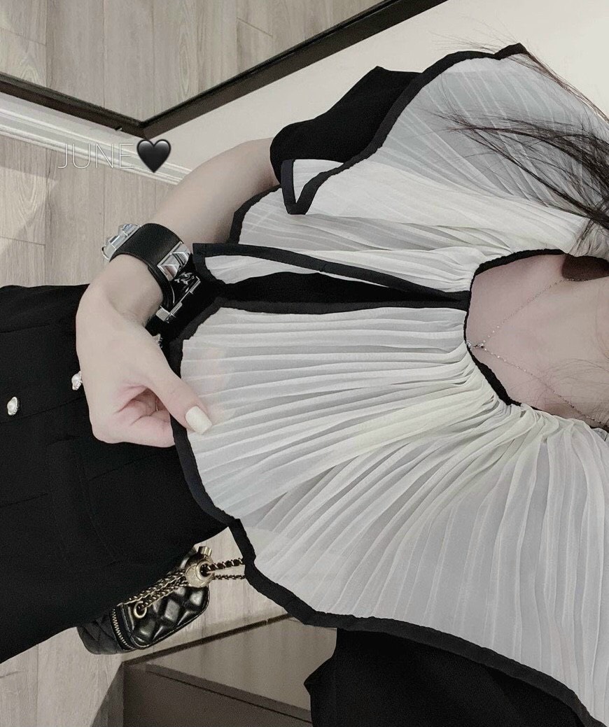 ĐẦM ĐEN NÚT PHỐI CỔ XẾP LY NUDE