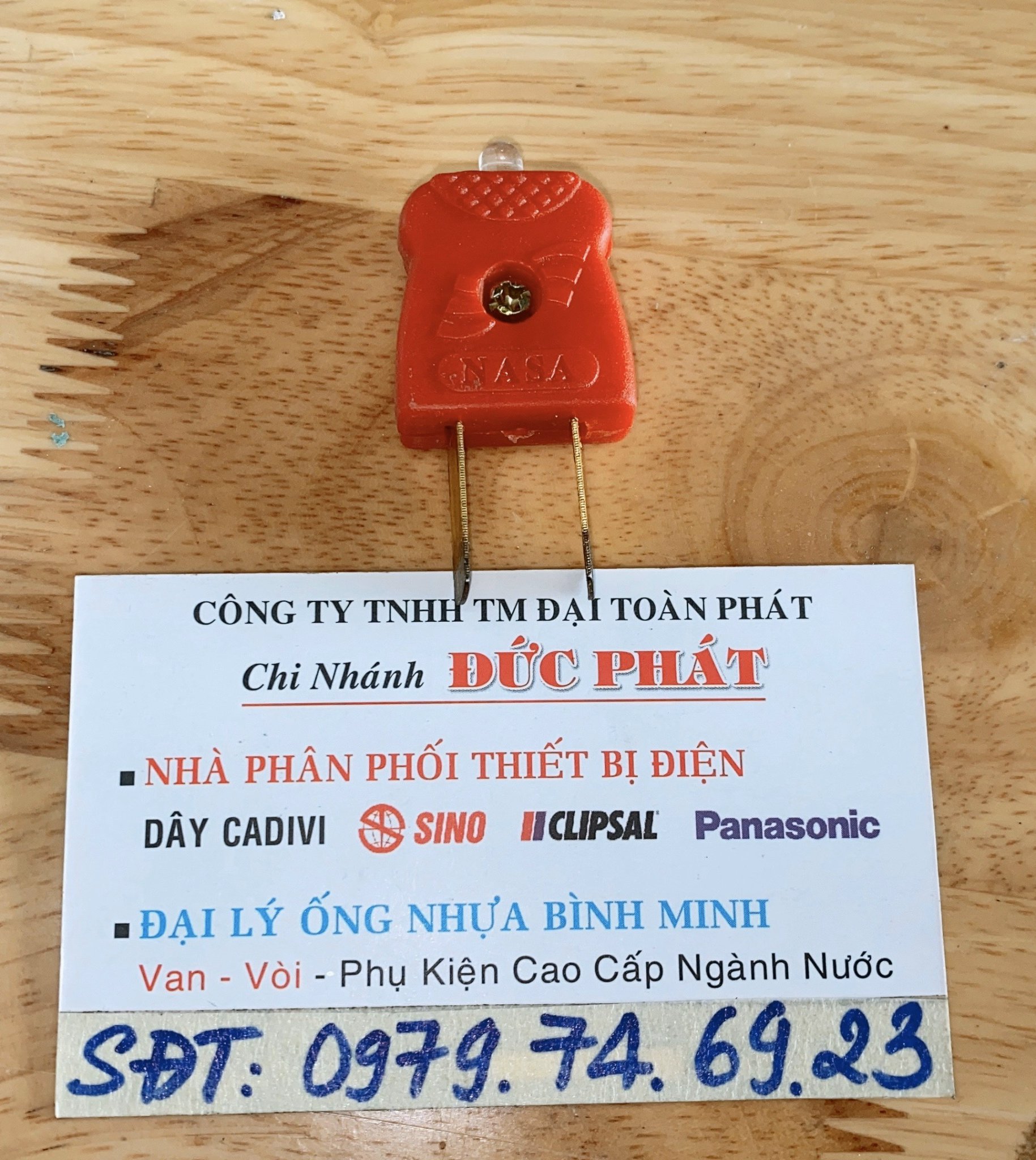 phích thử bóng đèn