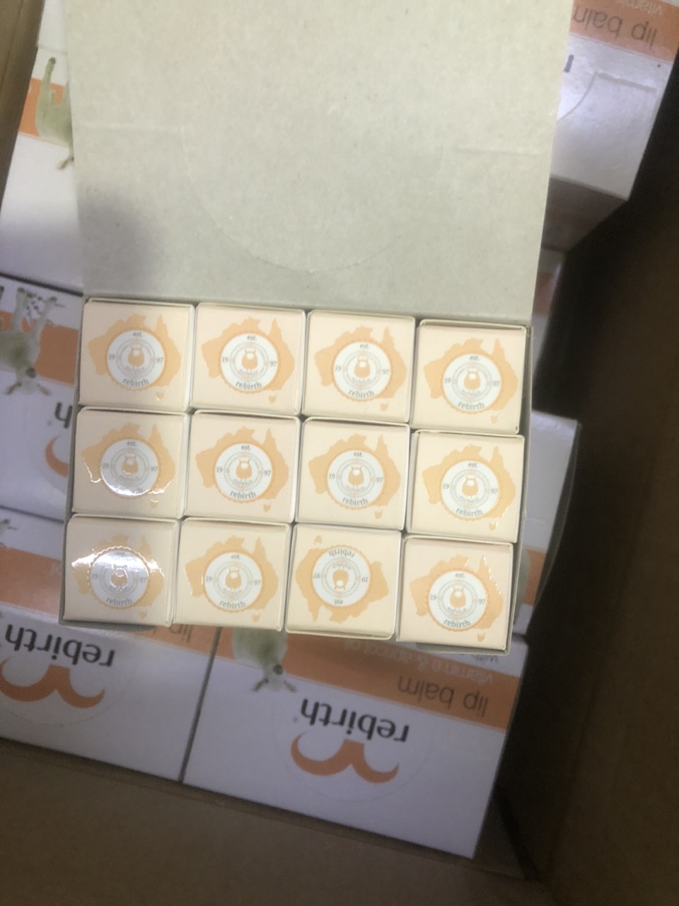 Son dưỡng môi nhau thai cừu Rebirth Úc
