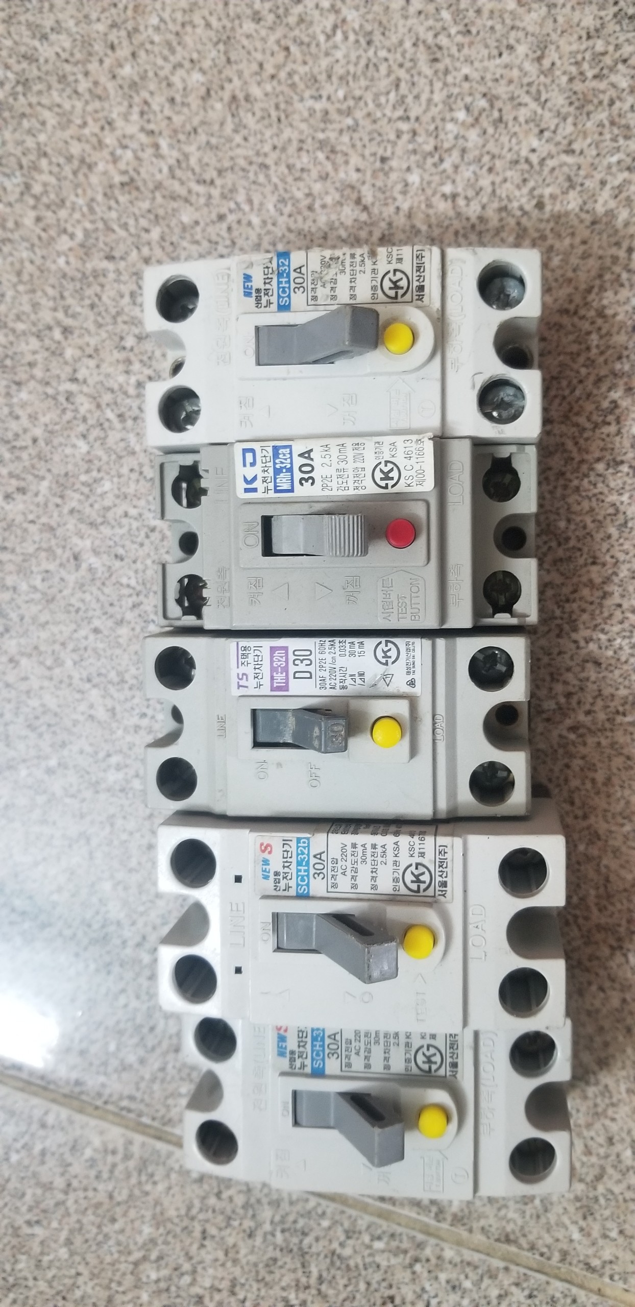 Aptomat CB chống giật 15, 20, 30A hàng bãi