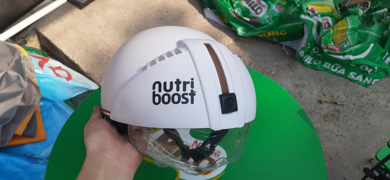 Nón bảo hiểm trắng nửa mặt có kính che