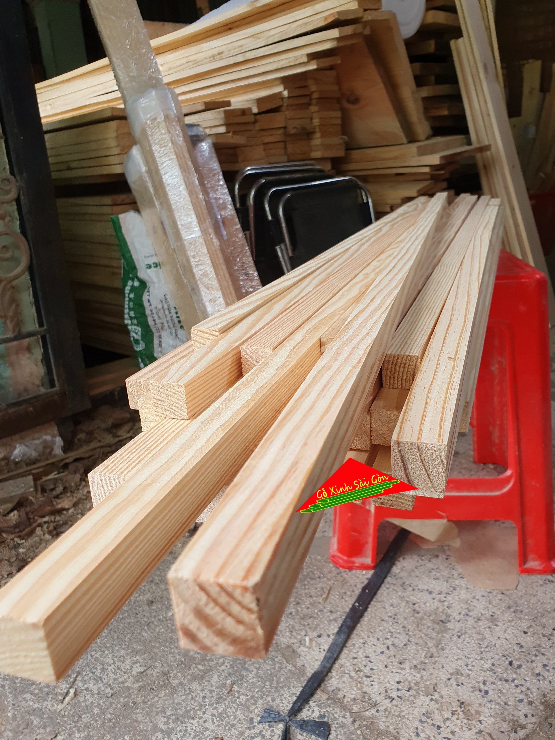 Thanh gỗ thông vuông 2cm ,dài 1m2 đã bào láng 4 mặt thích hợp dùng làm nẹp chỉ, đóng chuồng...