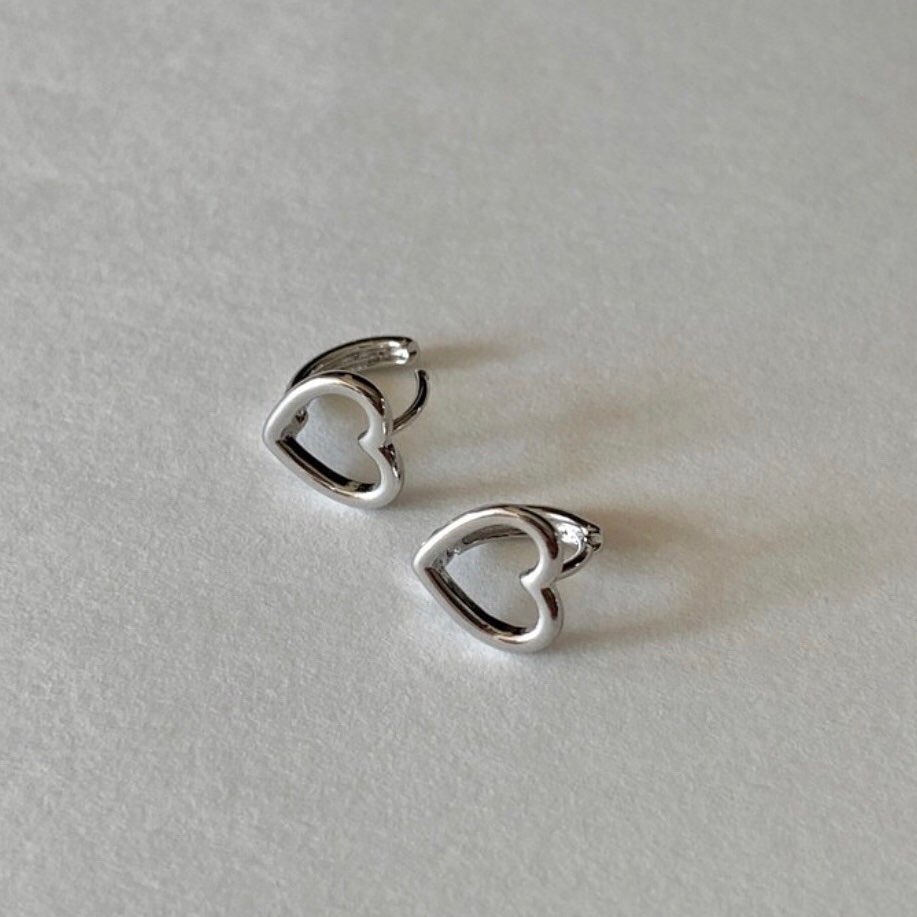 Khuyên tai bấm hình trái tim rỗng Modleaf One touch love earrings Hàn Quốc