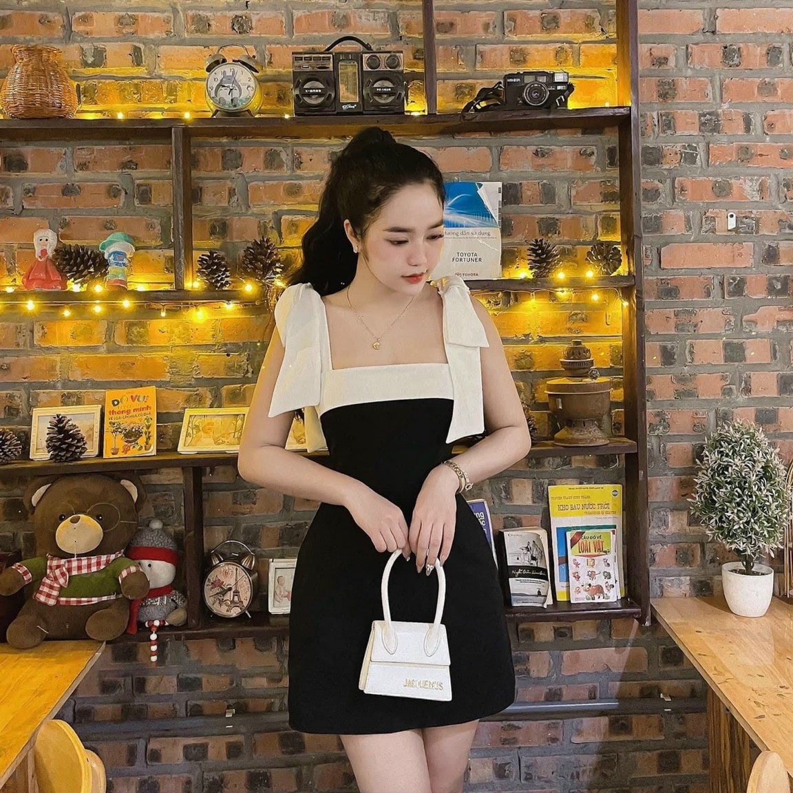 ĐẦM 2 DÂY THẮT NƠ TRẮNG/ĐEN UMI (CÓ MÚT NGỰC)