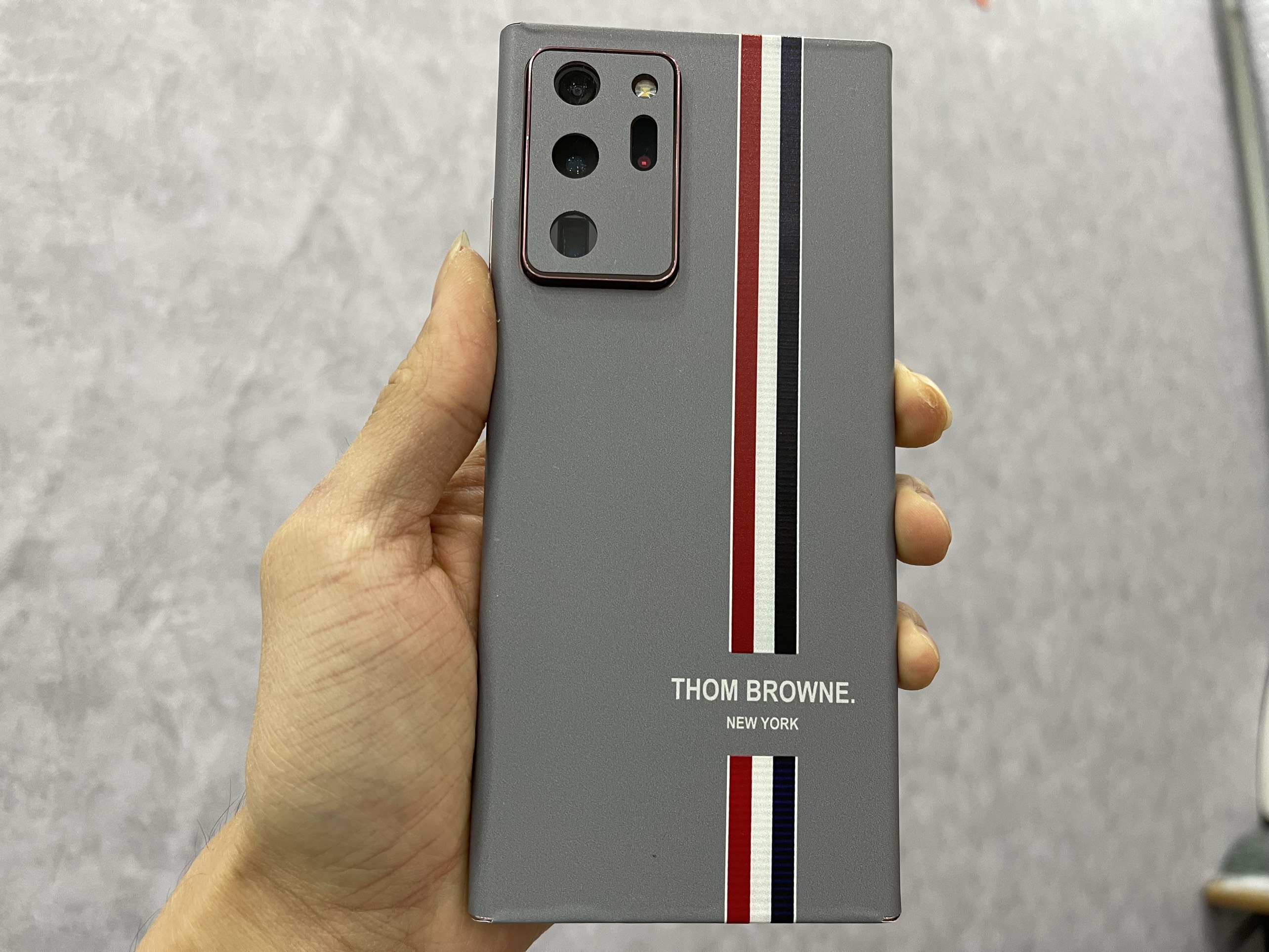 Dán Skin 3M Thom Browne cho iPhone cắt full viền