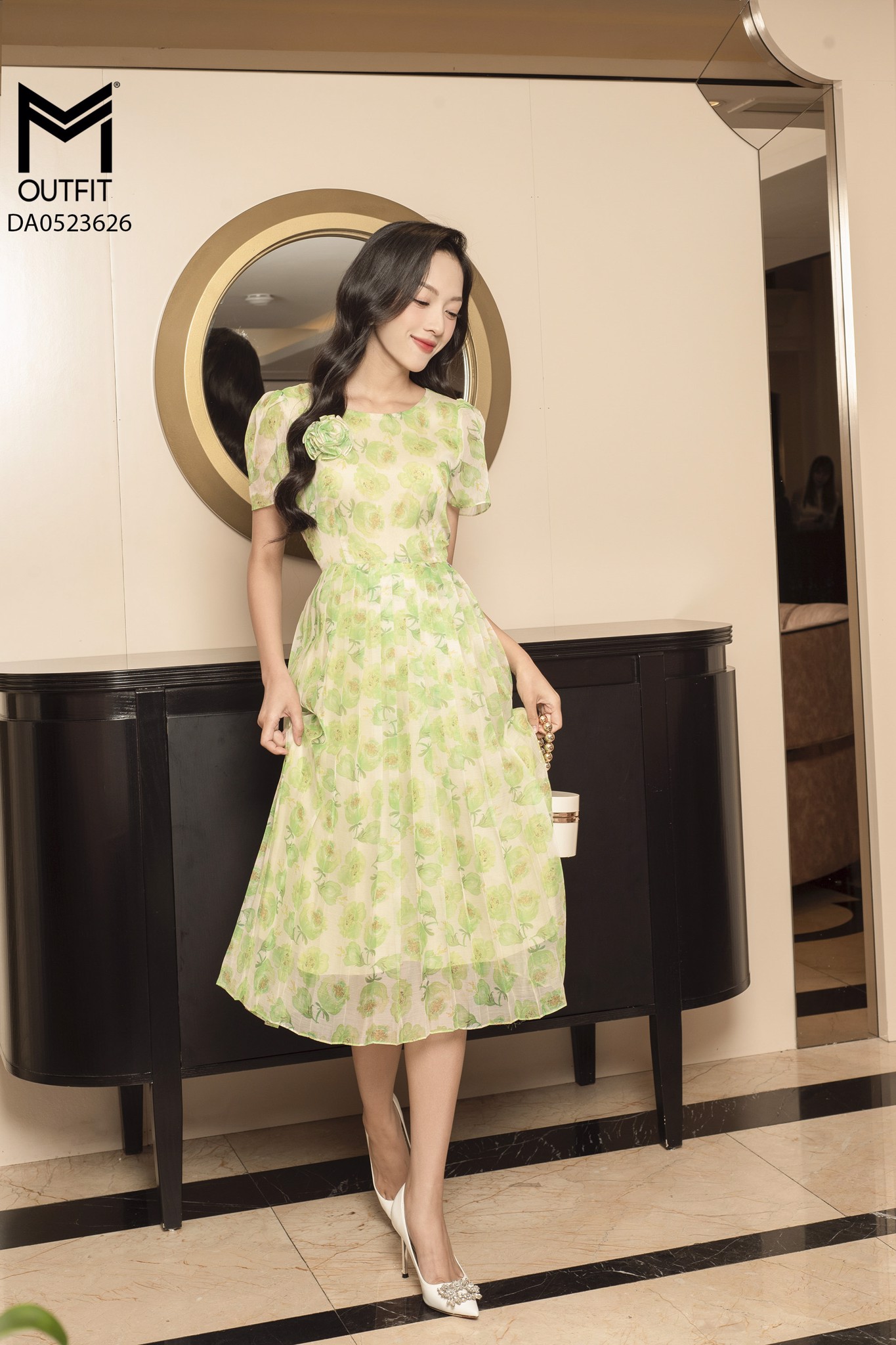 ĐẦM XẾP LY, NƠ NGỰC