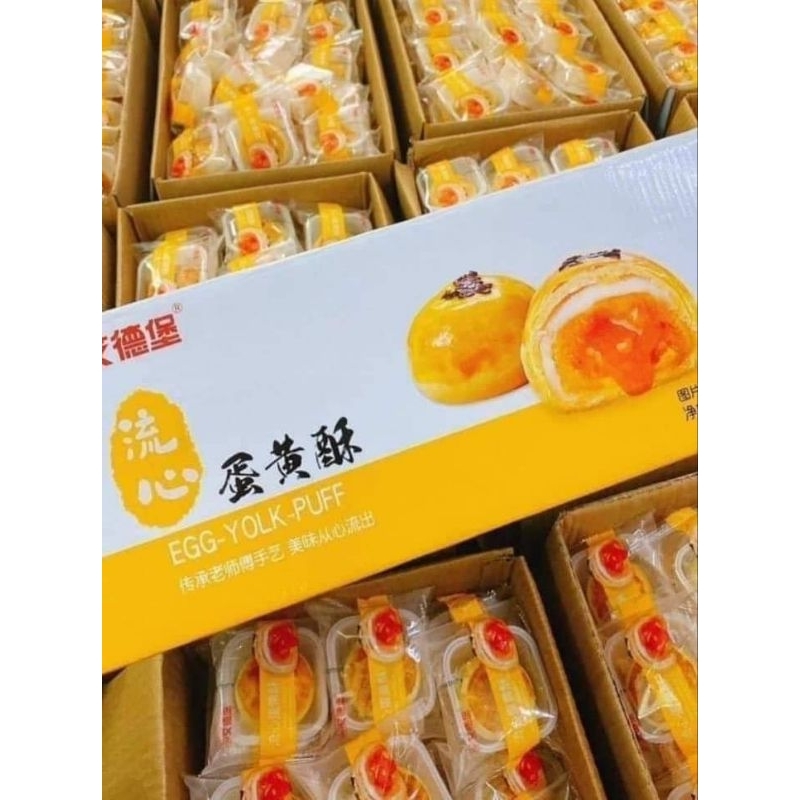 1 thùng bánh trứng chảy date luôn mới