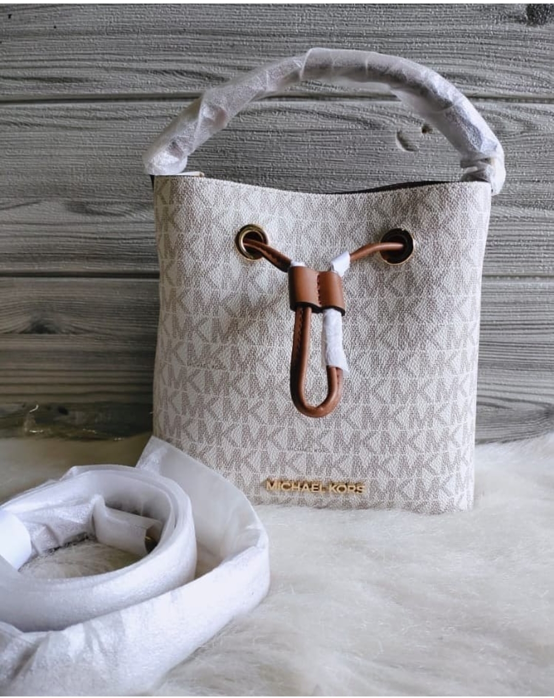 Michael Kors Suri Small Bucket Bag in Vanilla PVC, Vanilla Pvc, NS
