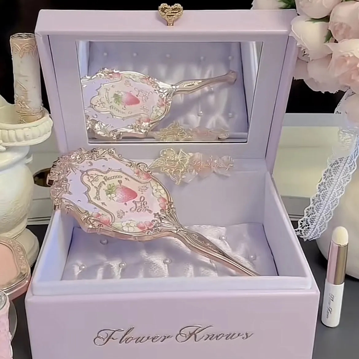 Yuanyan%20Flower%20Knows%20Strawberry%20Rococo%20Purple%20Limited%20Handheld%20Mirror%20Girls%20Travel%20Portable%20Makeup%20Mirror%20Birthday%20Gift%20for%20Friends%20-%20Image%205