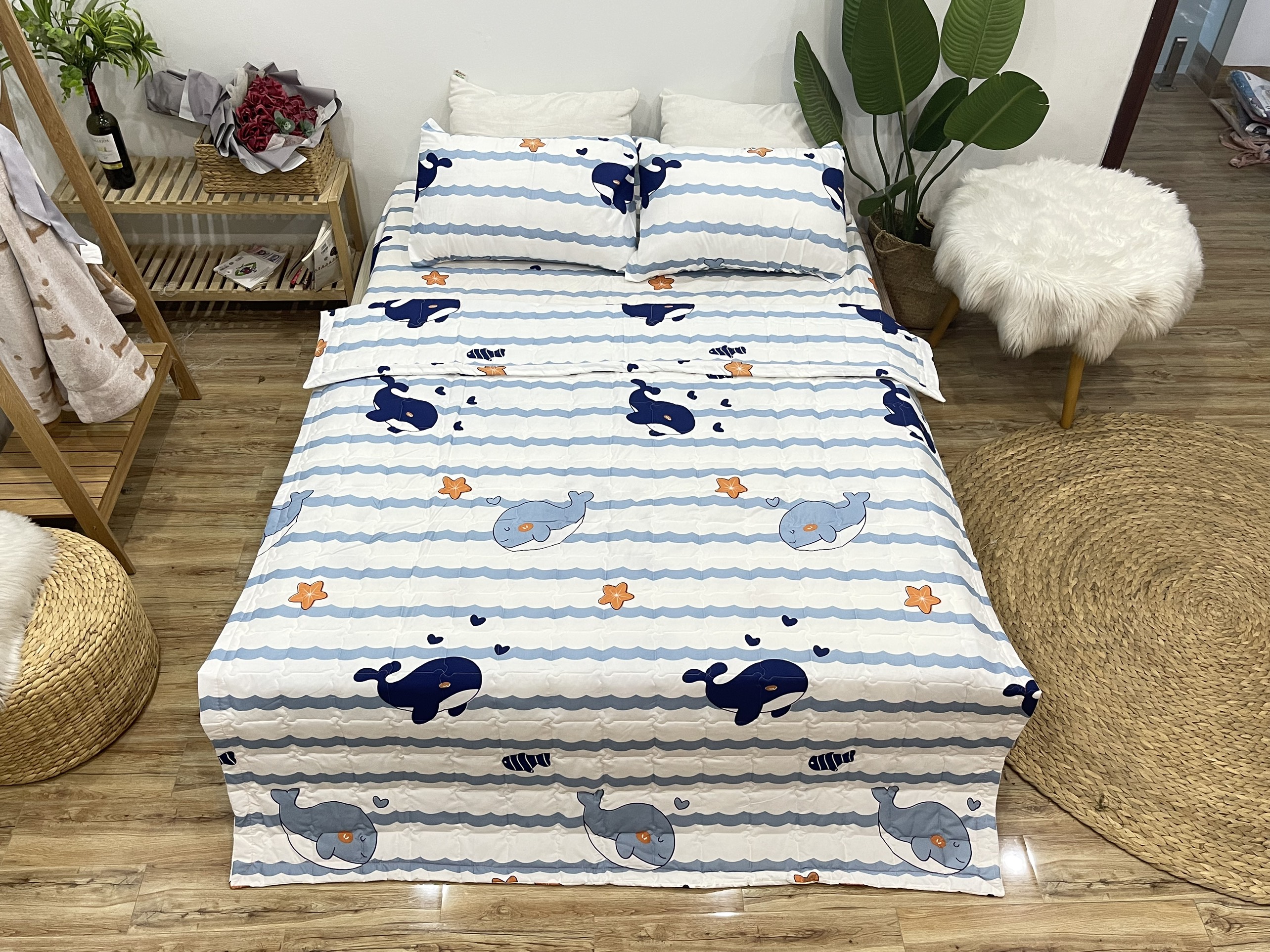 Set Ga Gối Mẫu Cá Heo Kẻ Xanh P67 ( Gồm 1 ga bo chun, 2 vỏ gối nằm, 1 vỏ ôm )