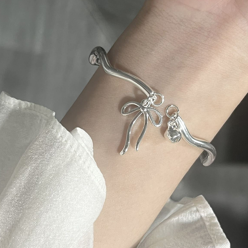 Fashion Bowknot Pendant Open Bracelets For Women Simple Temperament Light Luxury Bangle With Bell Aesthetic Party Jewelry@#Queena Queena