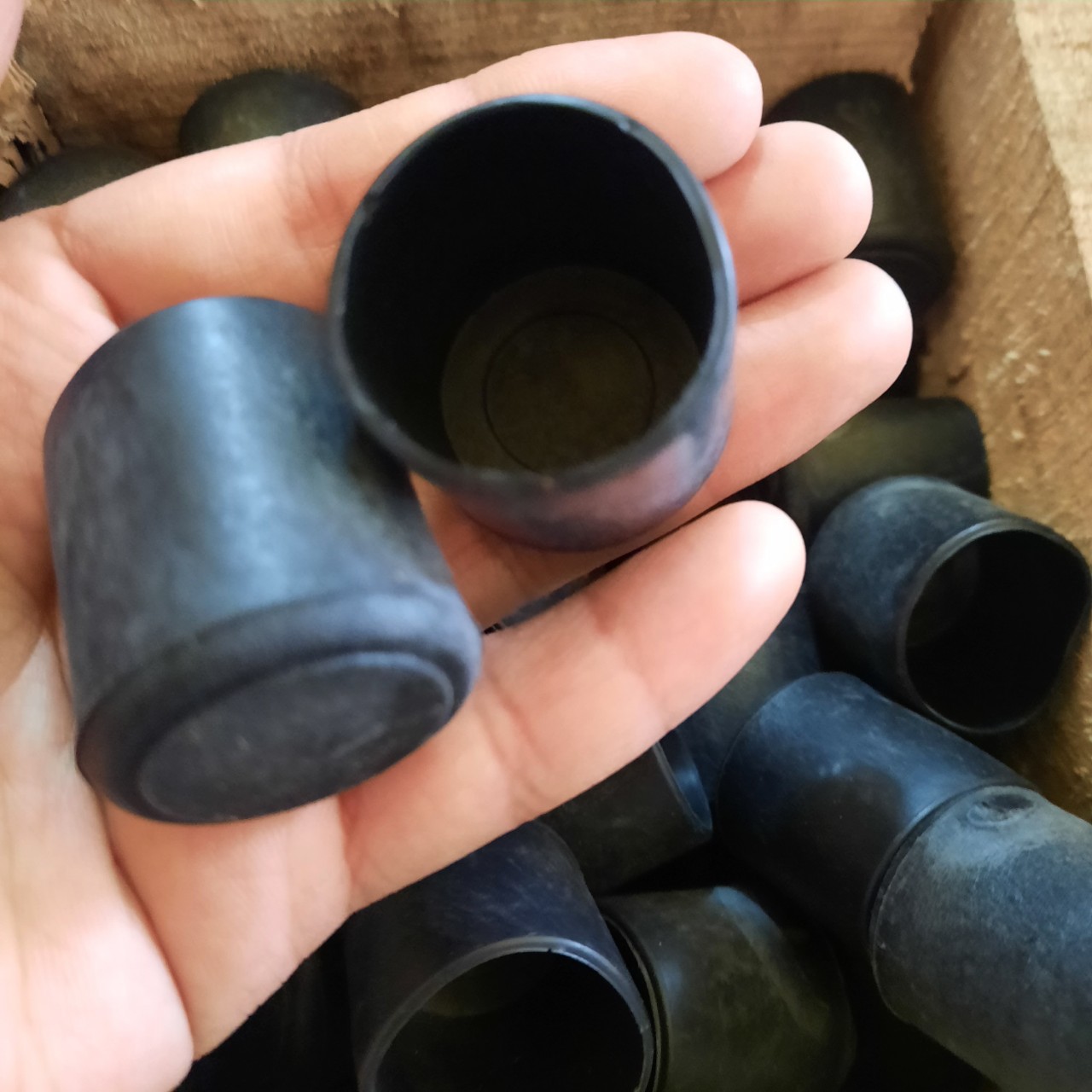 Combo 100 Nút bịt đầu, chụp chân bàn ghế chụp tròn nhựa phi 22mm hoặc phi 25mm
