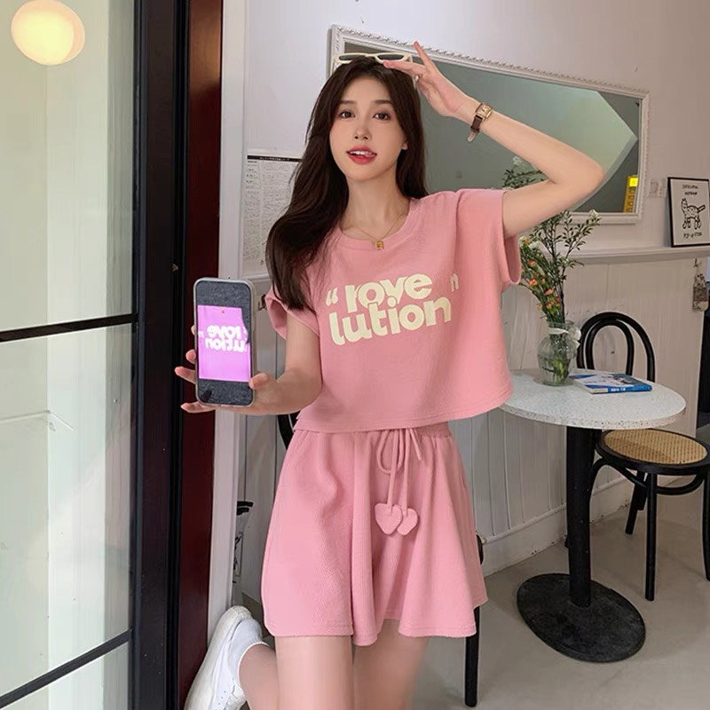 Set áo hồng croptop in hình kem + chân váy gân rút dây lưng thun dây trái tim