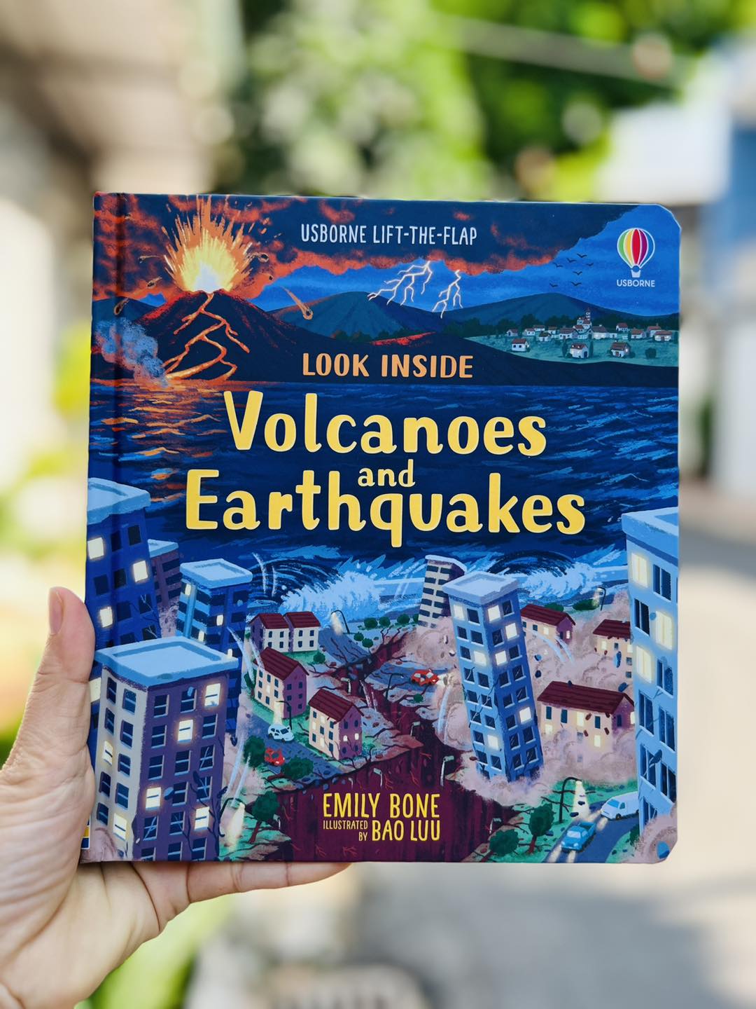 Sách Look Inside Volcanoes and Earthquakes