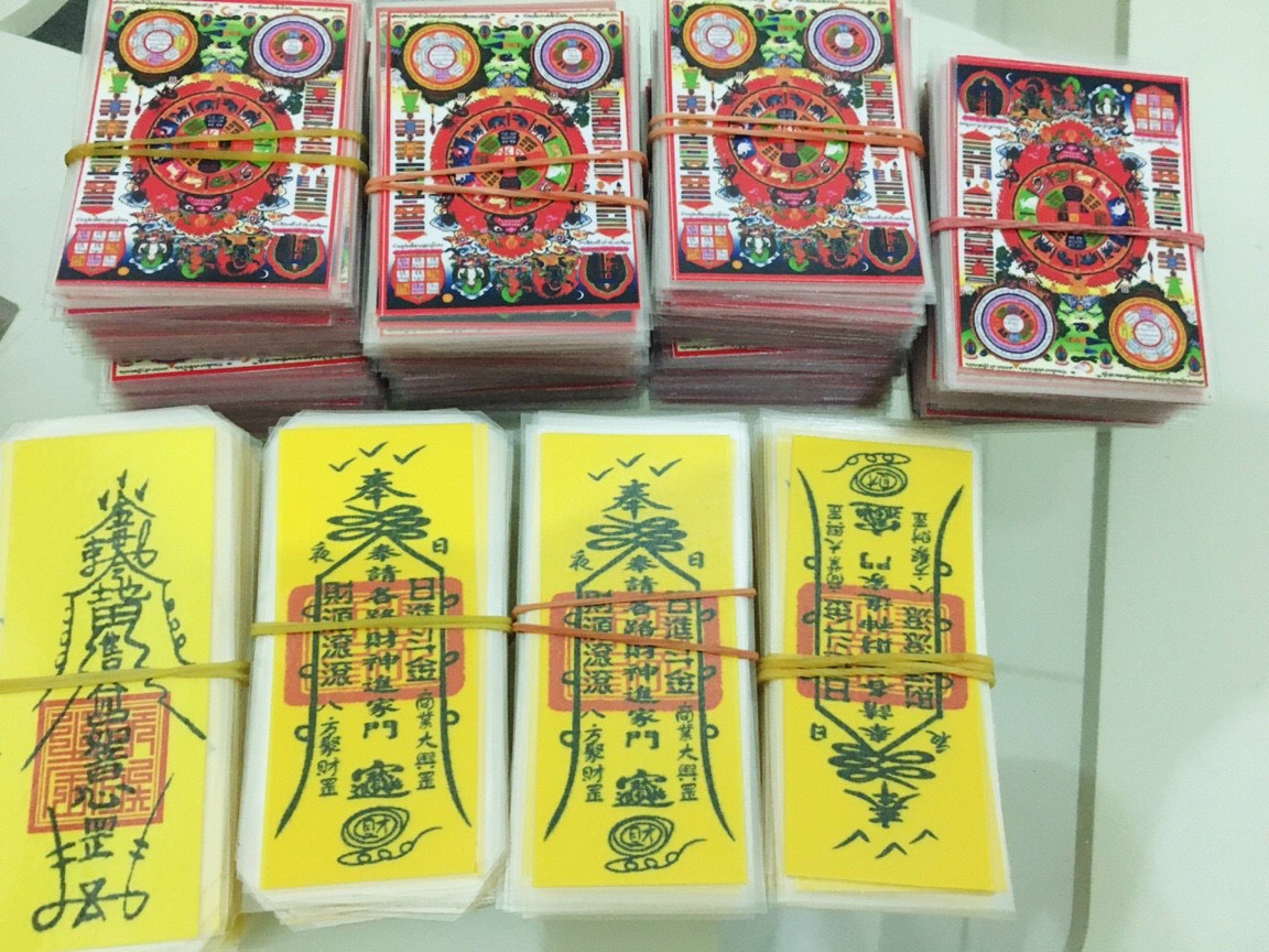 Linh phù giấy vàng hộ mệnh ốp lưng nhiều mẫu lựa chọn