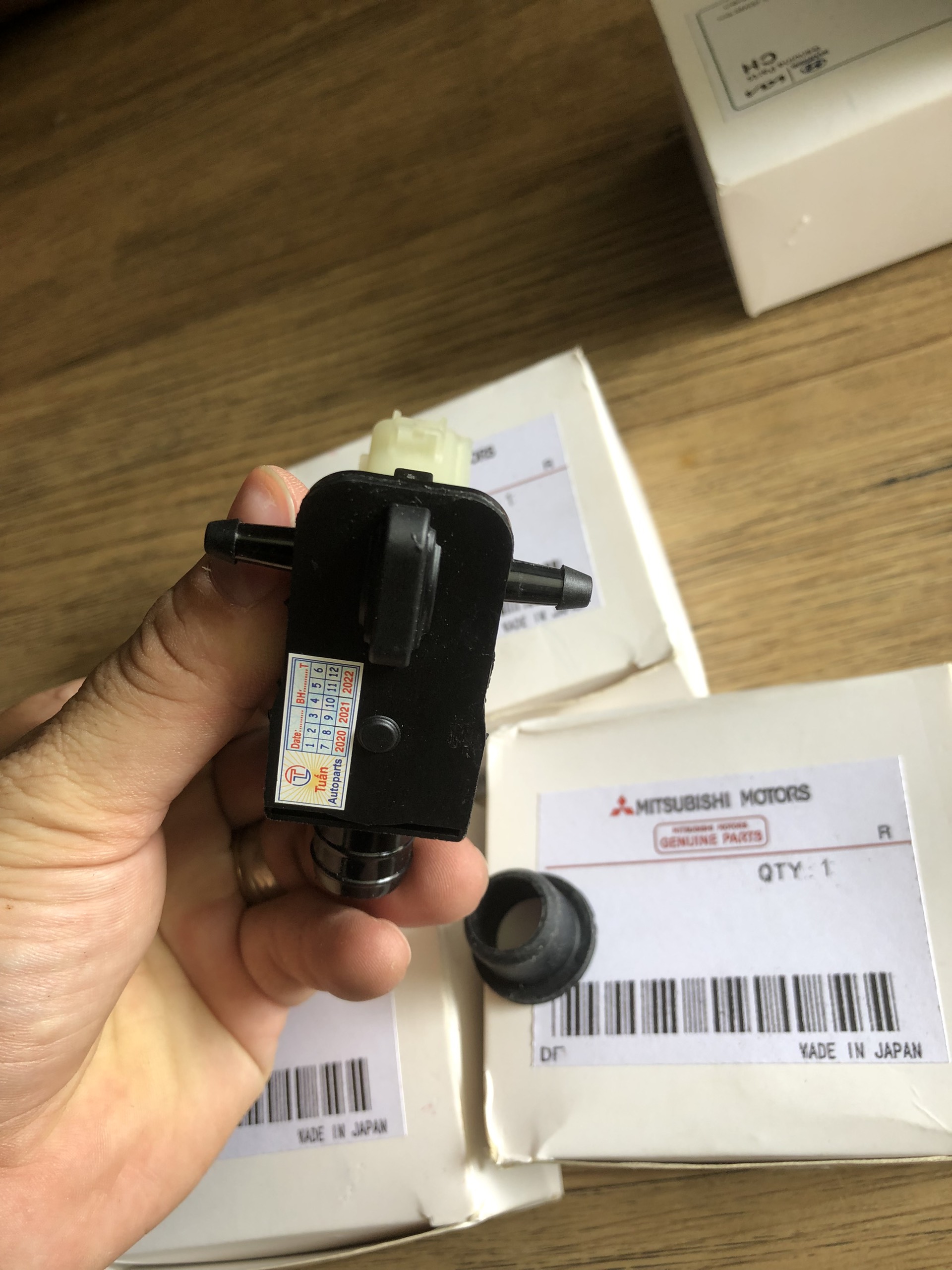 MÔ TƠ BƠM XỊT NƯỚC RỬA KÍNH MITSUBISHI XPANDER