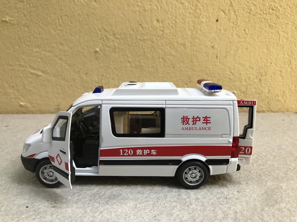 Mô hình xe CỨU THƯƠNG Mercedes 120 1:32