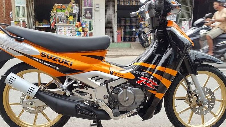 Tem Suzuki Satria 2000 Đen Cam Tươi - Đuôi Trắng