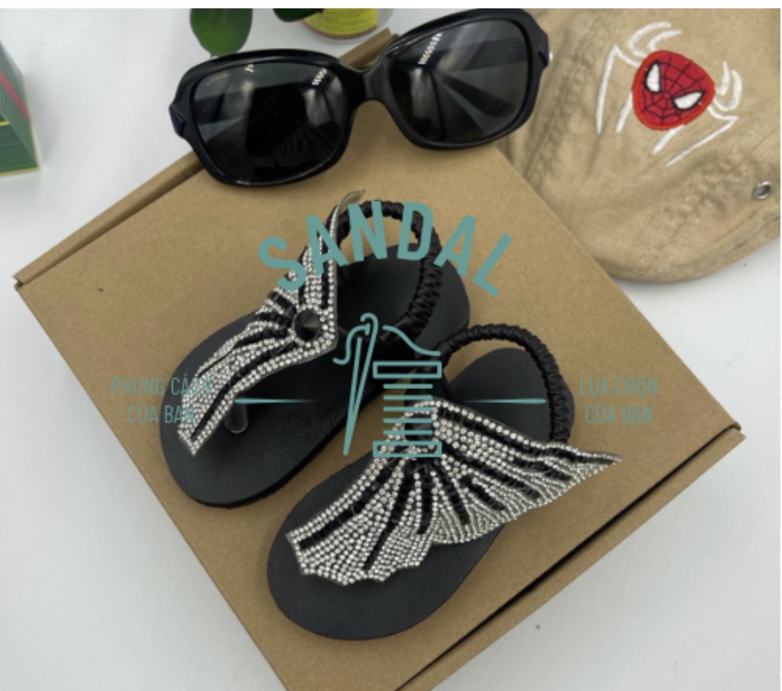 Sandal bé gái hình bươm bướm