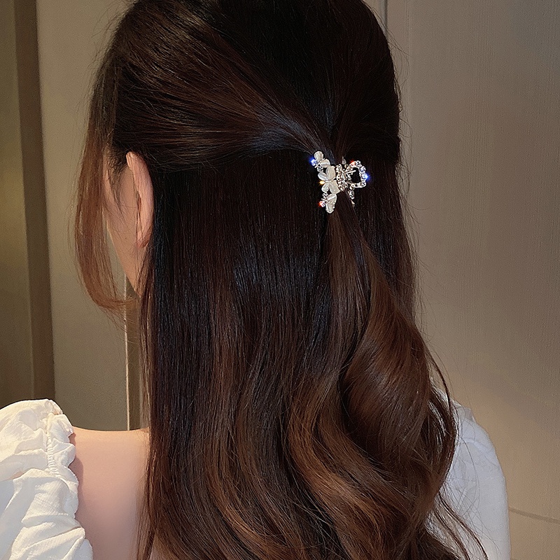 Small ponytail hair clip decorated with opal pearls.