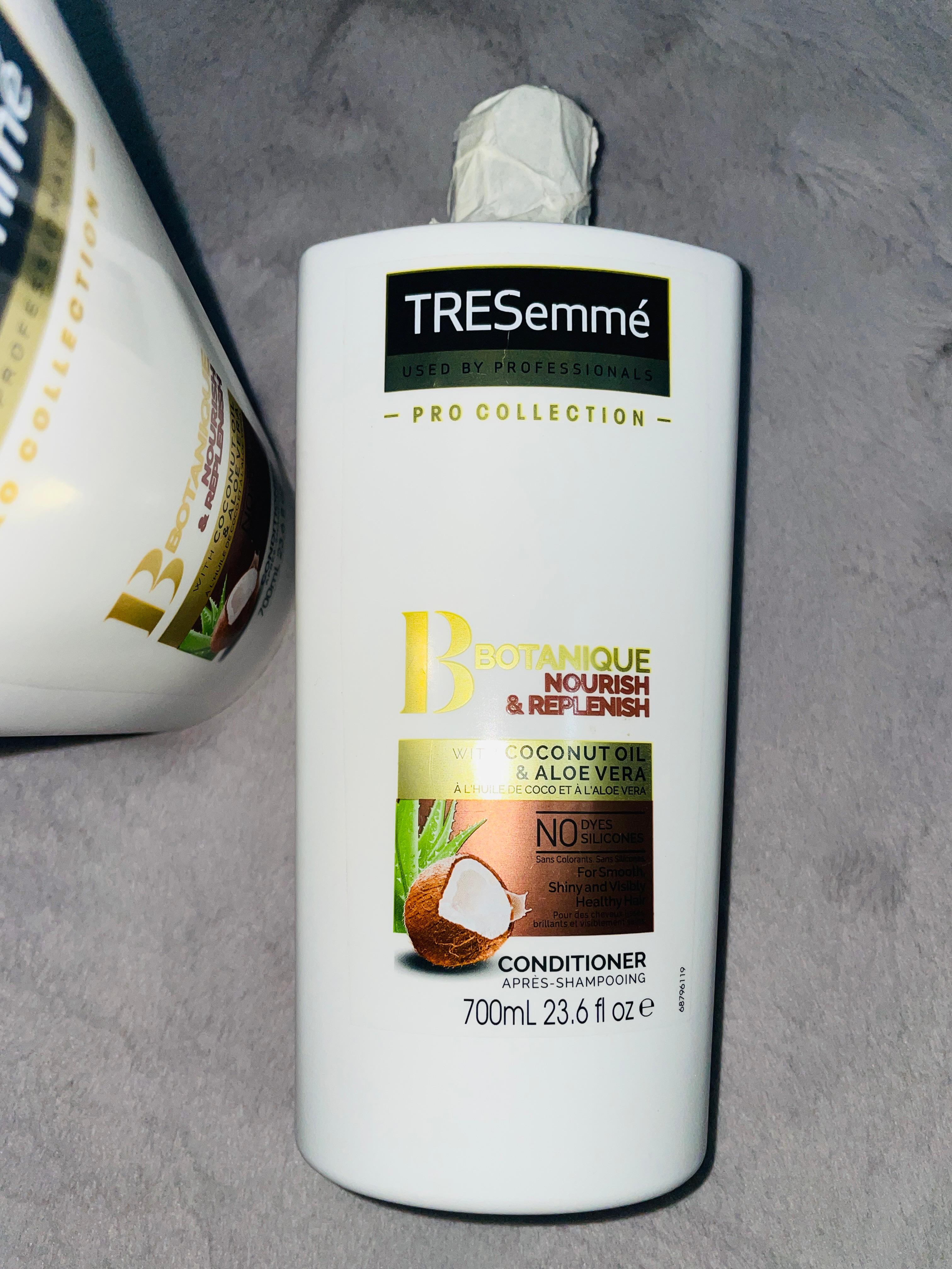 TRESemme%20Botanique%20Nourish%20&%20Replish%20Conditioner%20with%20Coconut%20&%20Aloe%20Vera%20700ml%20UAE%20-%20Image%202
