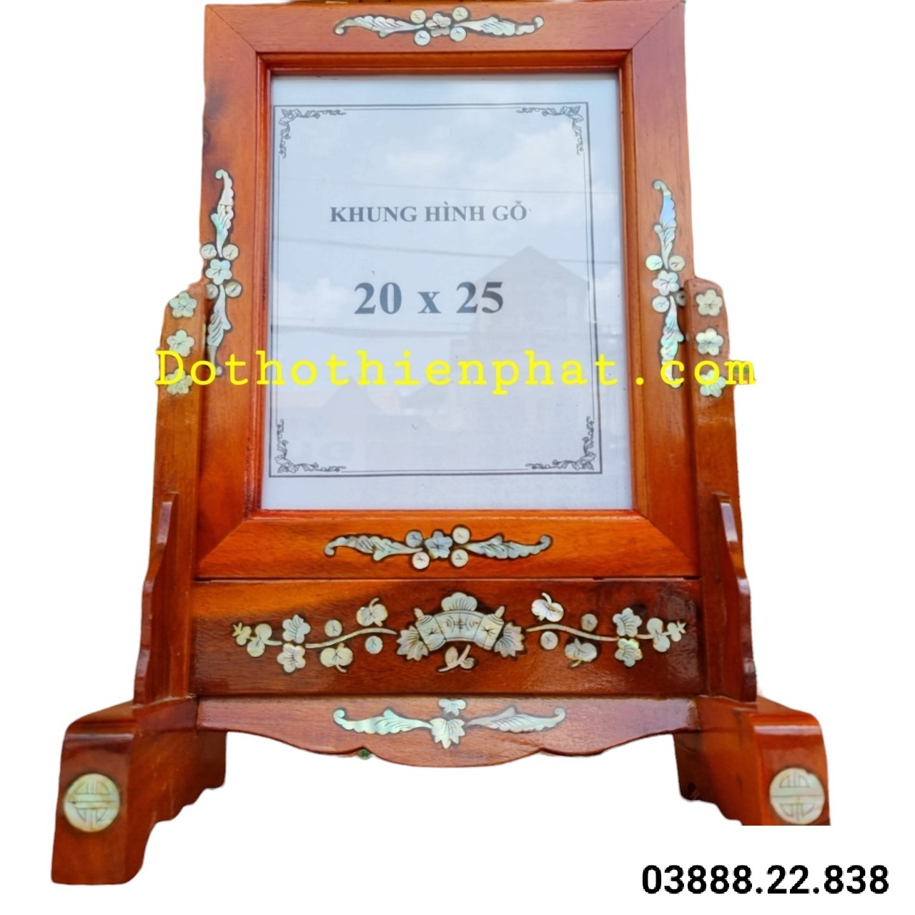 Khung hình cẩn gỗ tràm bông vàng 20×25 màu đỏ