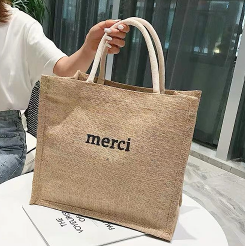 Túi cói Merci có miếng đệm đáy giữ form túi