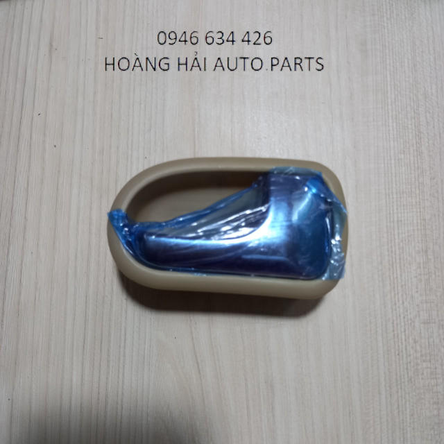 Tay mở cửa trong mazda 323, ford laser bên phải