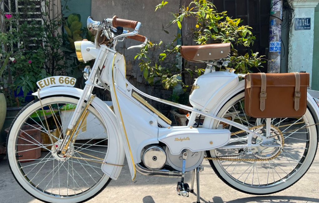 Dàn xe đạp máy tiền tỷ vứt lăn lóc trong quán cà phê