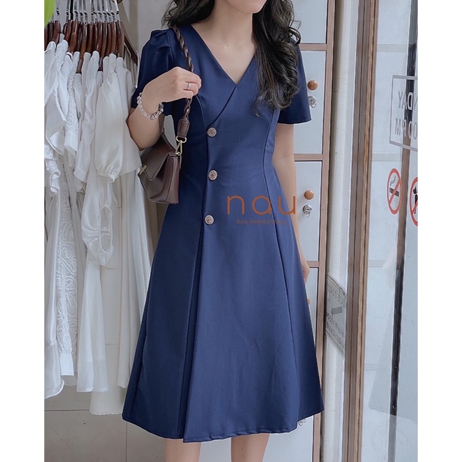 Đầm cổ V nút gỗ tà đắp chéo dây cột eo