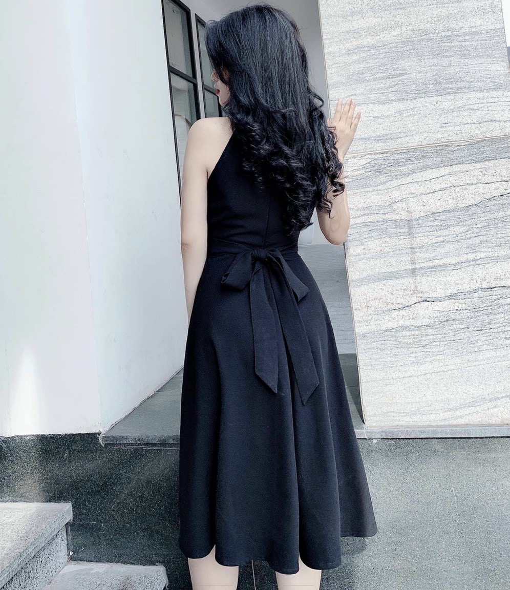 Đầm đen cổ yếm thắt chéo eo