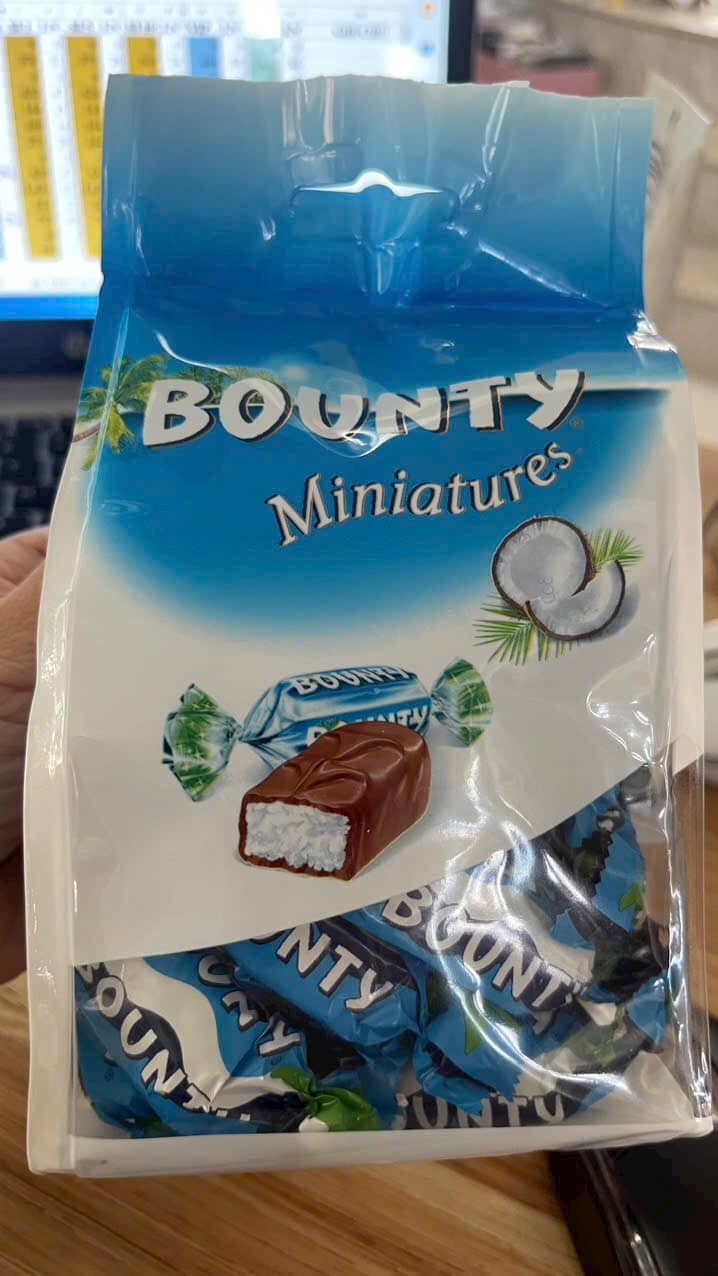 Socola nhân dừa Bounty Miniatures Chocolate 220g.