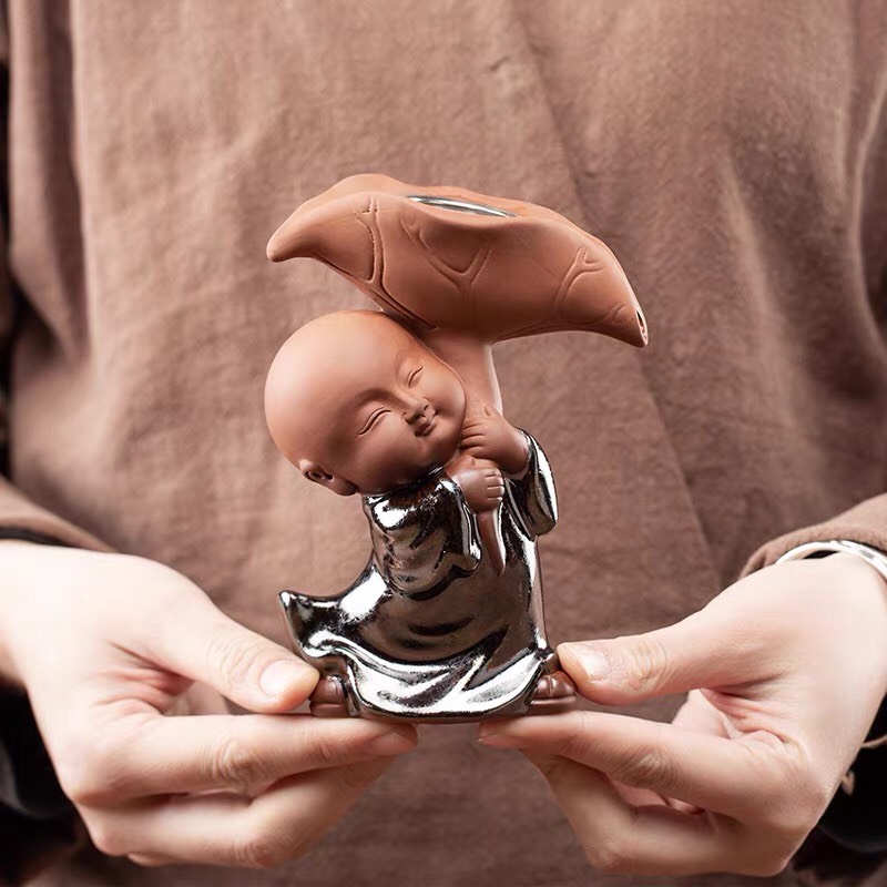 Chú Tiểu cầm Lá Sen— bộ lọc trà.