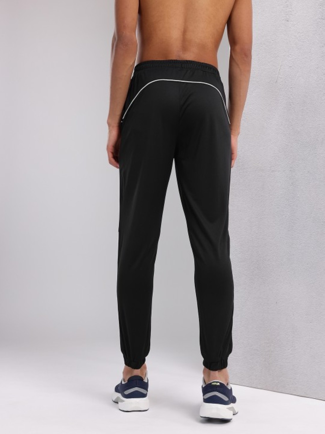 HRX%20by%20Hrithik%20Roshan%20Mid-Rise%20Rapid-Dry%20Training%20Joggers%20with%20Contrast%20Piping%20For%20Men%20-%20Image%204