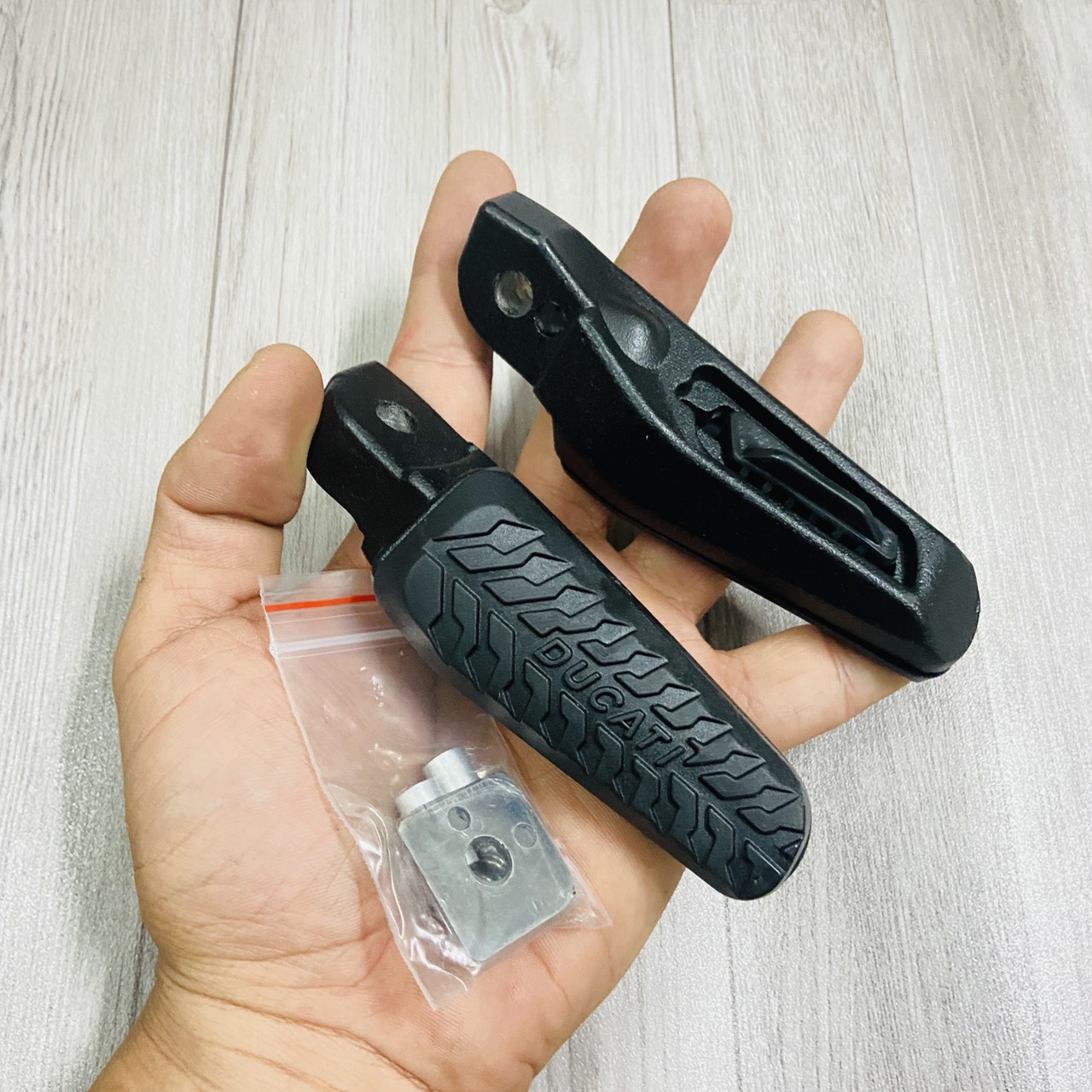 CẶP GÁC CHÂN SAU CAO CẤP MẪU DUCATY KÈM CỐT GẮN, LÒ XO, BI CỐT GẮN ĐƯỢC CÁC DÒNG XE HONDA YAMAHA