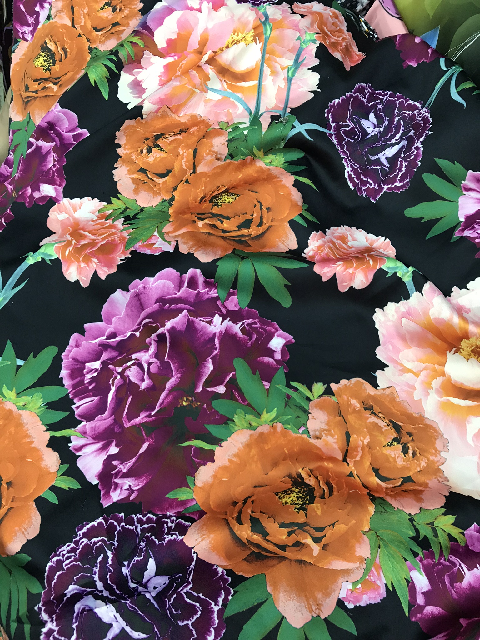 Vải lụa satin thun nền đỏ hoa lá MS2272
