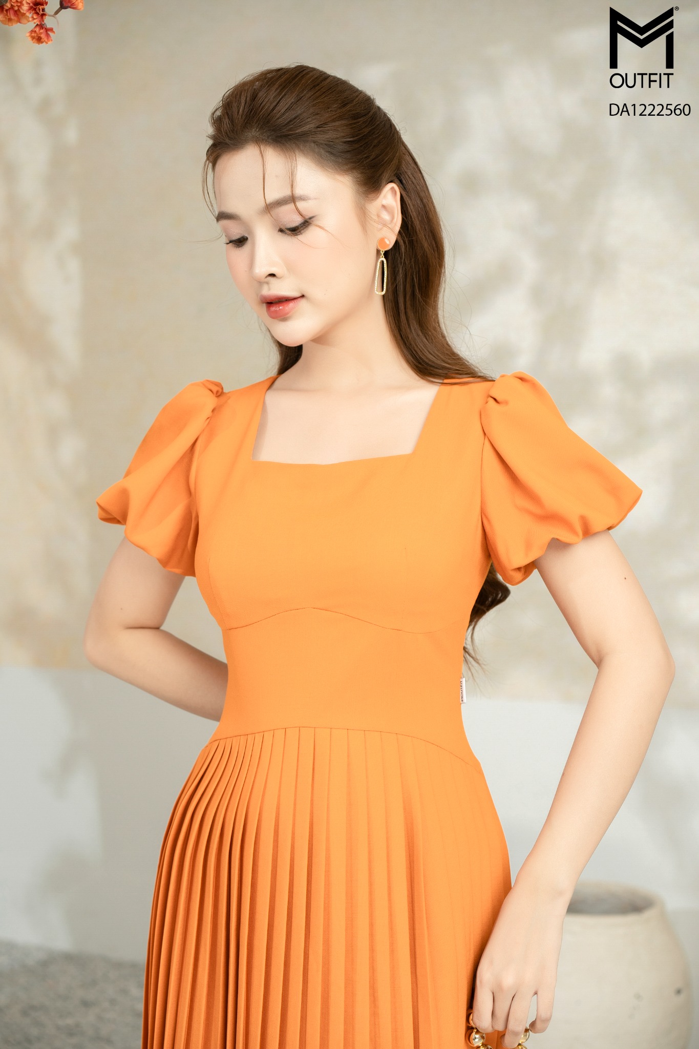 Đầm dáng xòe, tay bồng, tùng xếp ly