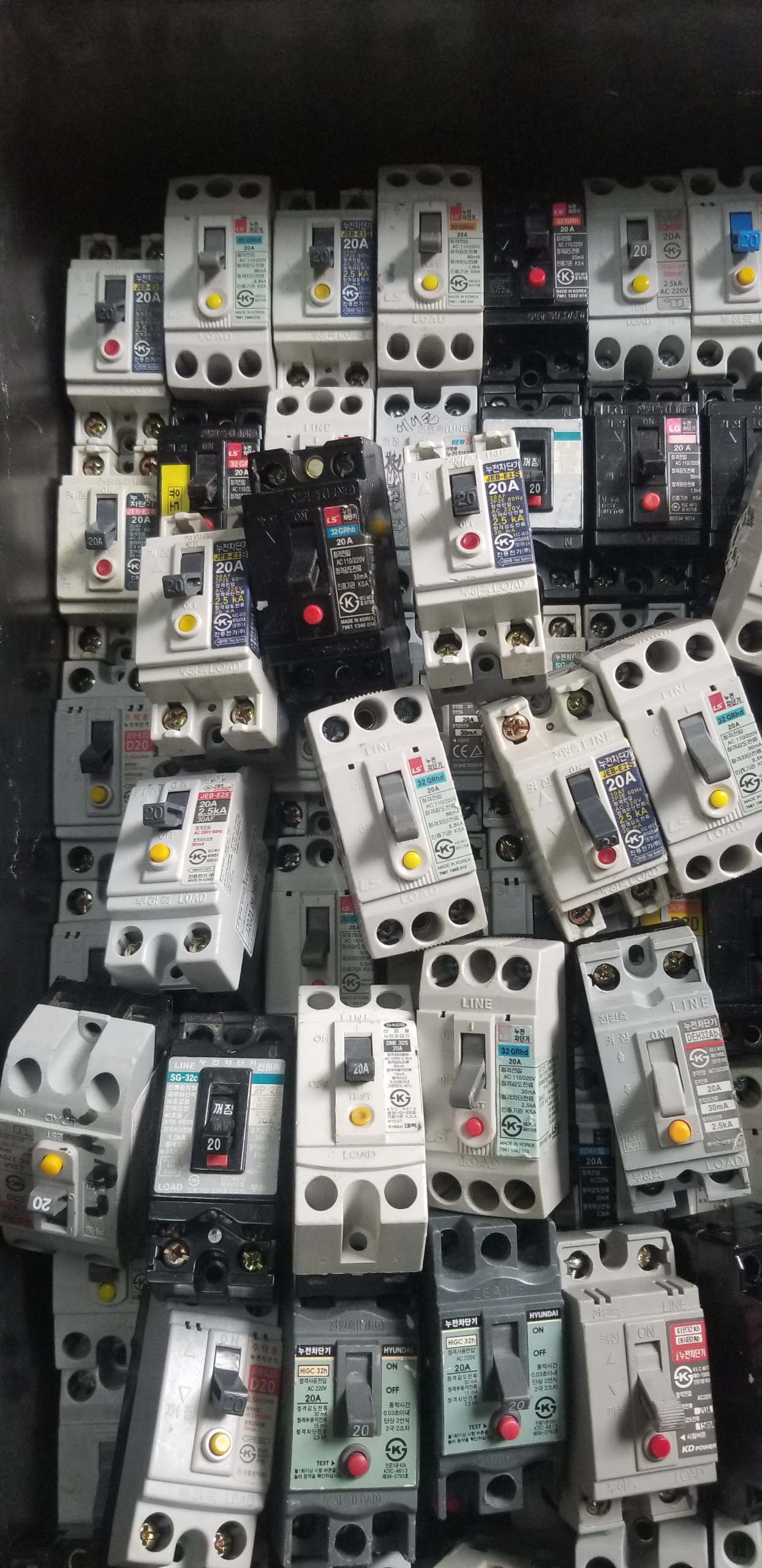 Aptomat CB chống giật 15, 20, 30A hàng bãi