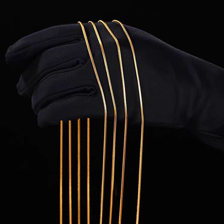 Vacuum%20plating%20gold%20round%20snake%20chain%20stainless%20steel%20snake%20bone%20chain%20titanium%20steel%20necklace%20simple%20men's%20and%20women's%20clavicle%20chain%20-%20Image%204