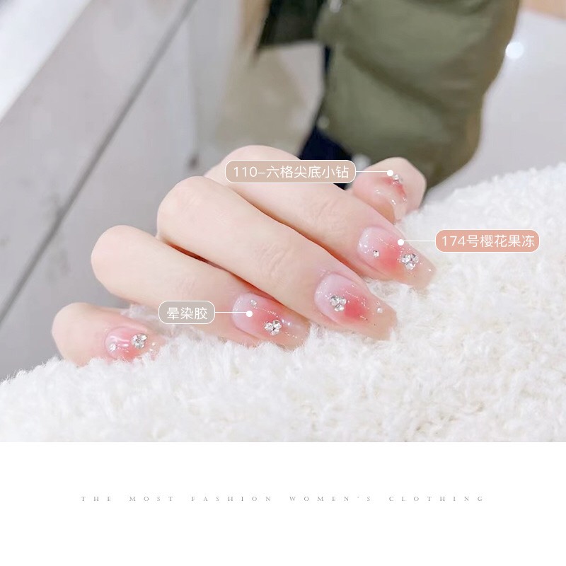 Đá chân nhọn gắn móng màu trắng
