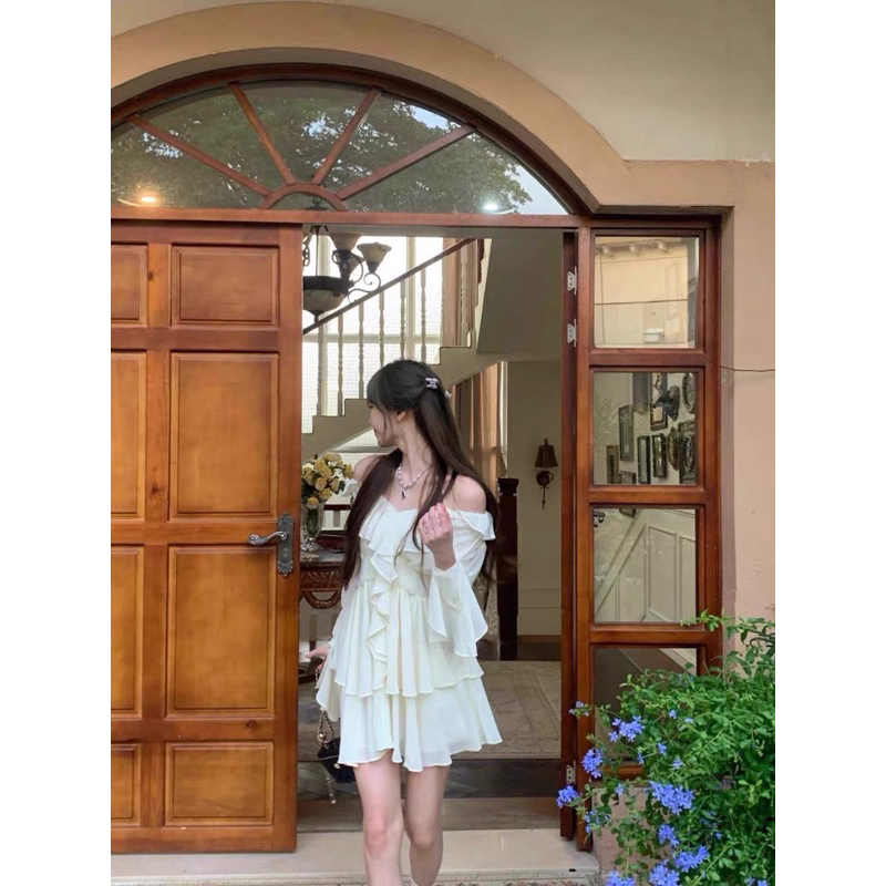 Đầm kem vạt bèo trước ngực voan mềm mại trễ vai tay dài loe