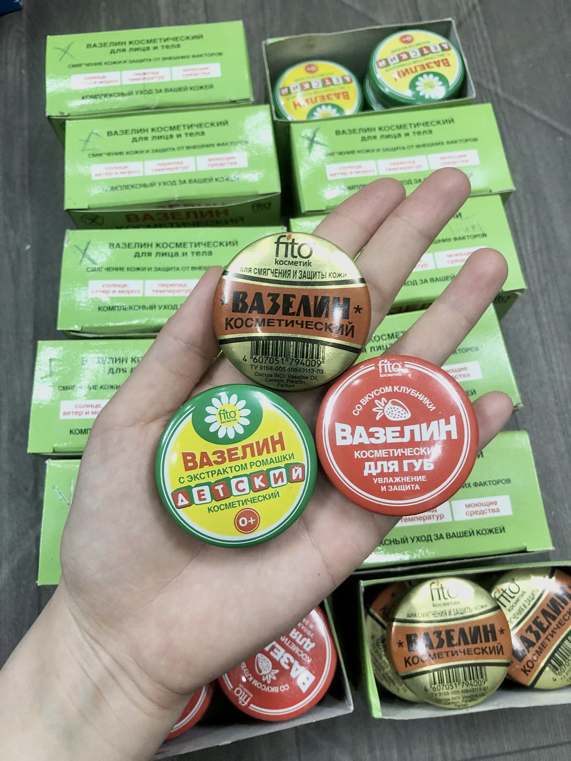 Sáp nẻ Vaseline Nga Hộp sắt 10g