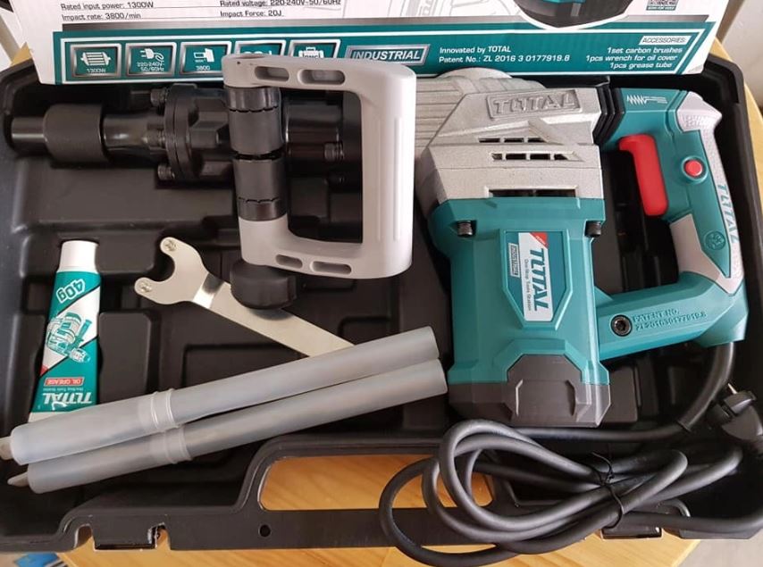 1300W Máy đục bê tông 17mm Total TH213006