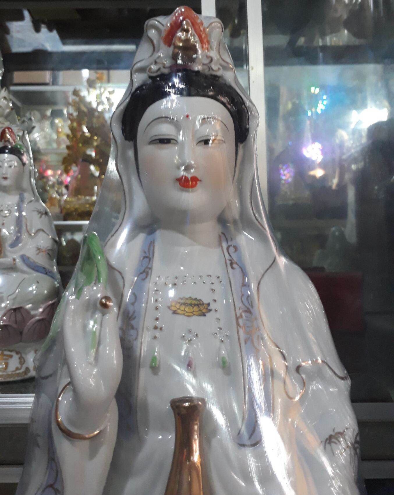 Tượng Quan âm sứ  lan tím
