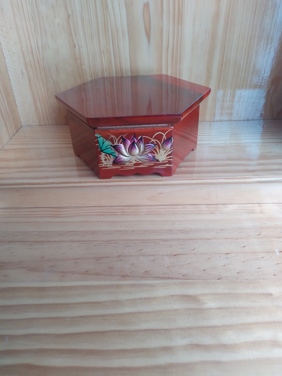 ĐÔN GỔ LỤC GIÁC SEN NỔI