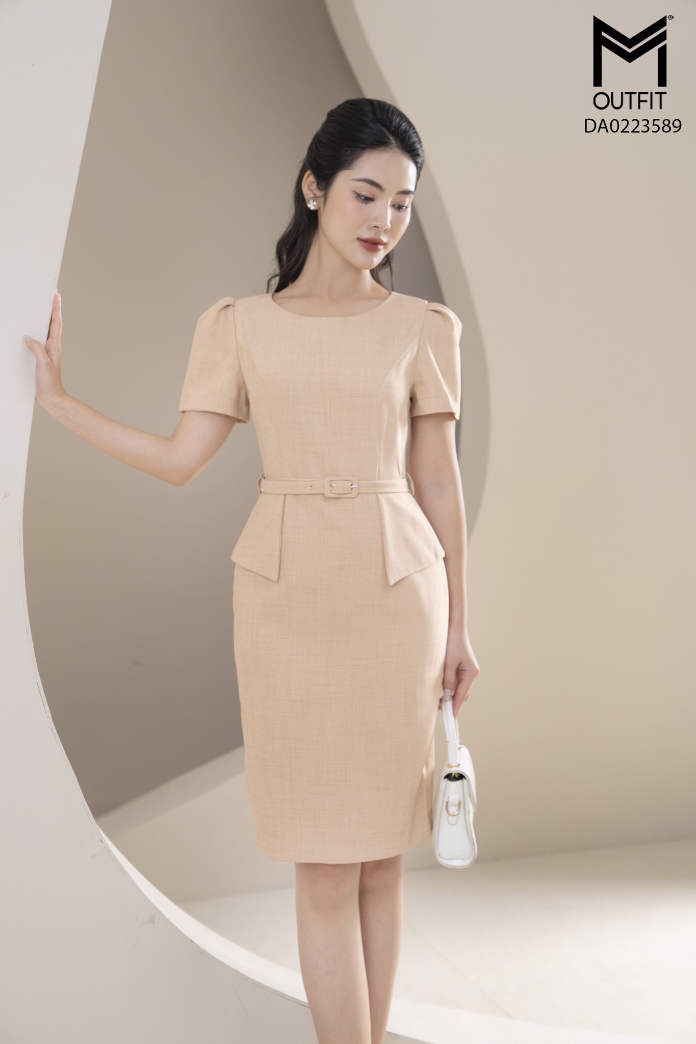 Đầm dáng bút chì thẳng, tà bong kèm đai