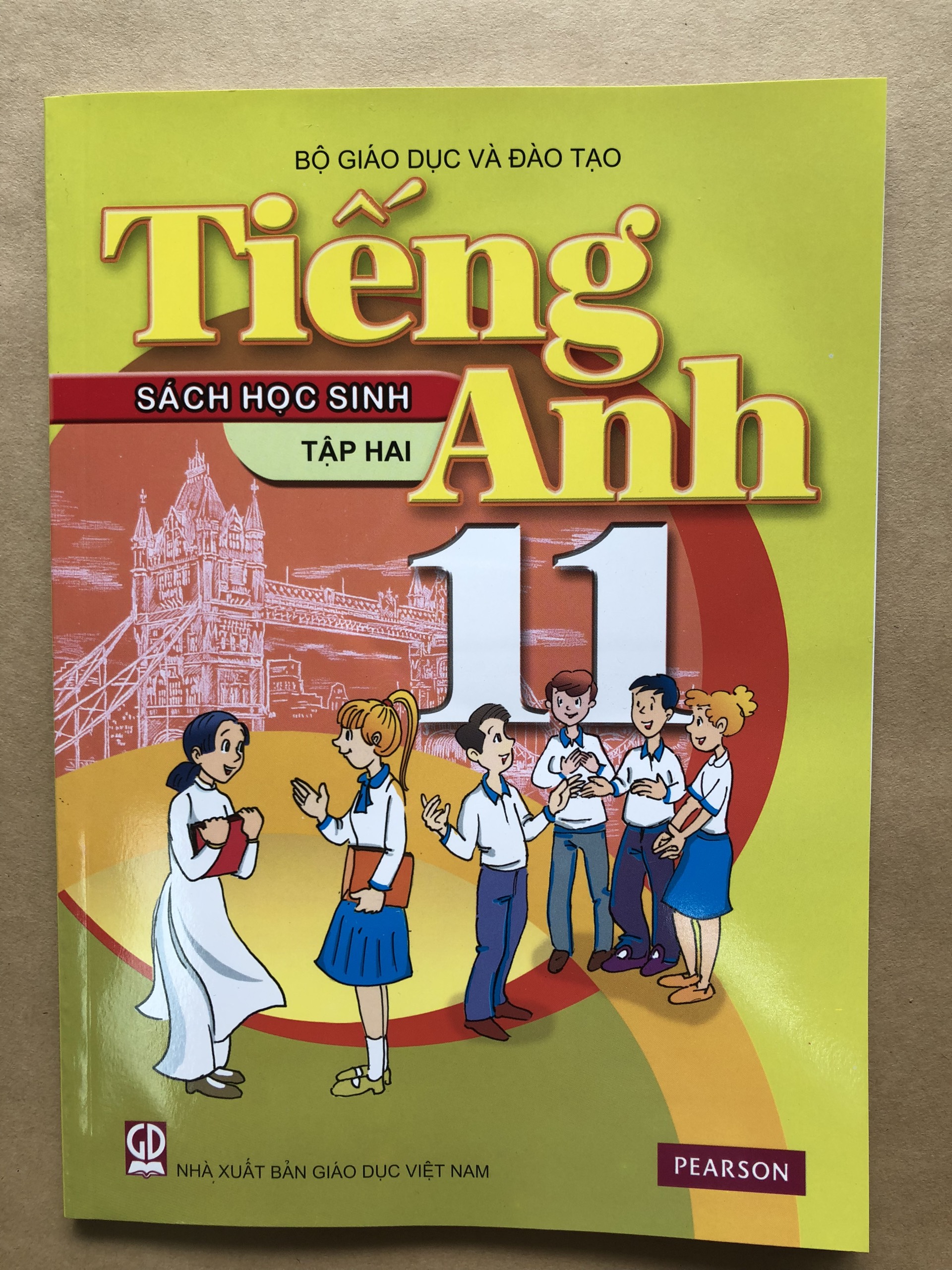 Sách Tiếng anh lớp 11 chương trình mới có CD