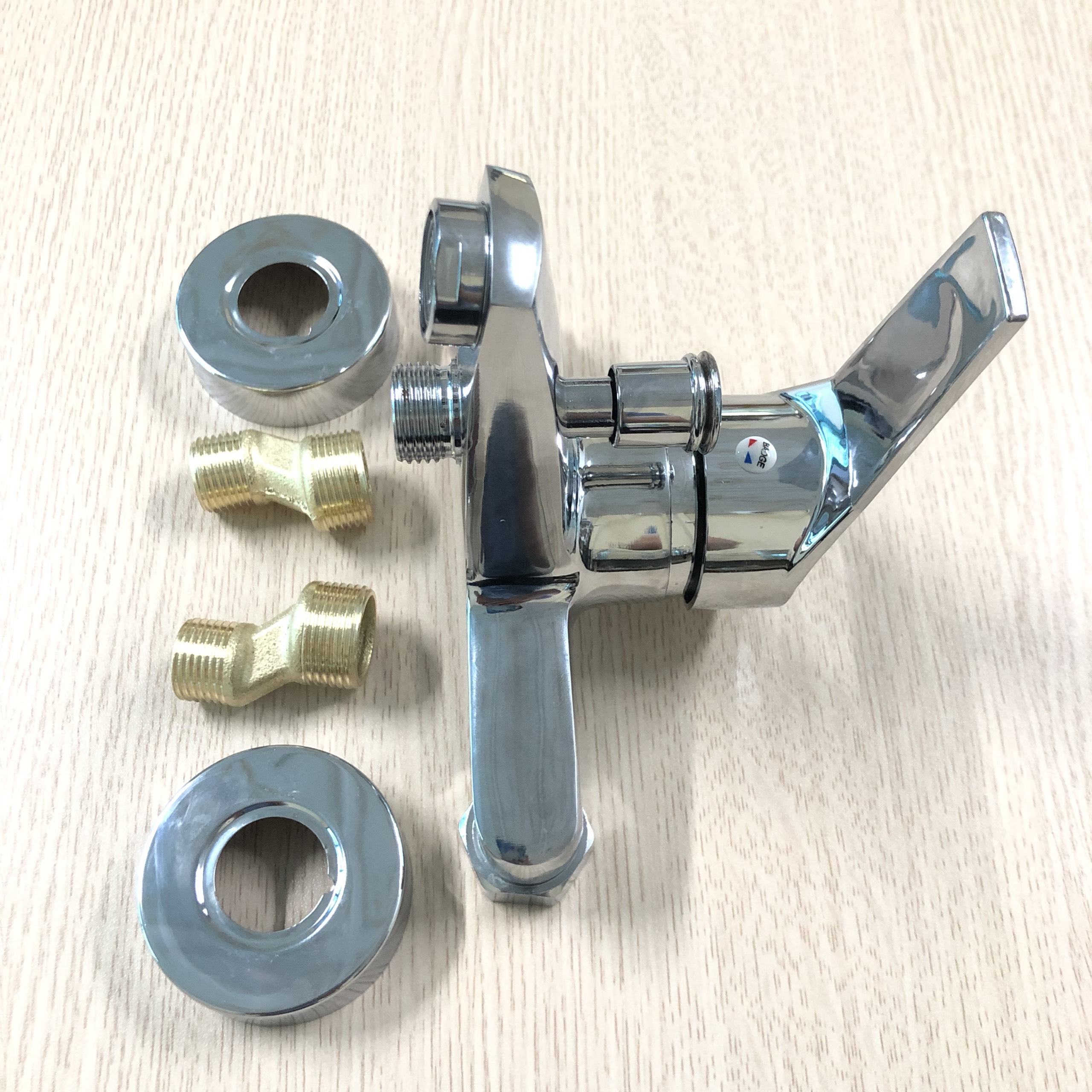 Bộ củ sen nóng lạnh kim loại + tay sen tăng áp mặt vuông thế hệ mới với lớp mạ sáng bóng sang trọng